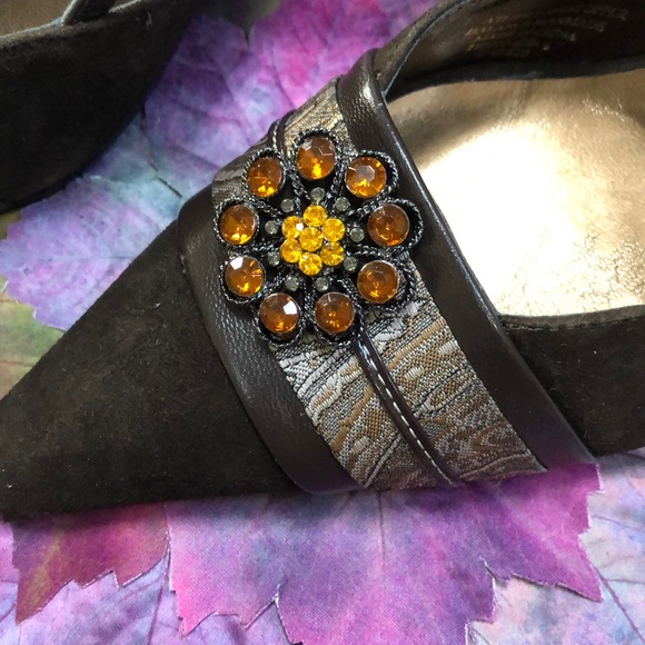 TRENDING VINTAGE SUEDE BUCKLE BACK EMBELLISHED SLING BACK PUMP NWOT - Picture 9 of 11